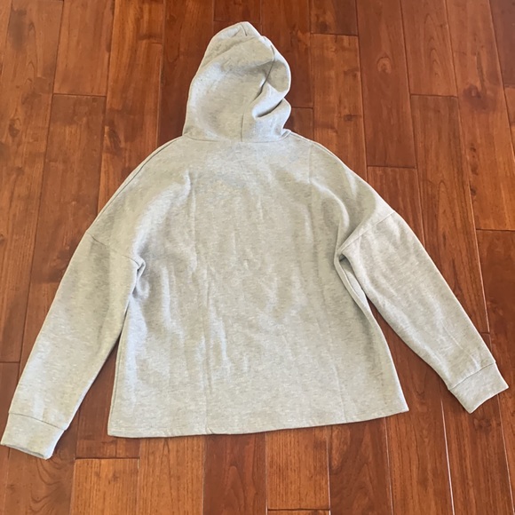 Catherine Malandrino Grey COZY Hooded Sweatshirt with Pom Poms size M NEW! - Picture 5 of 9